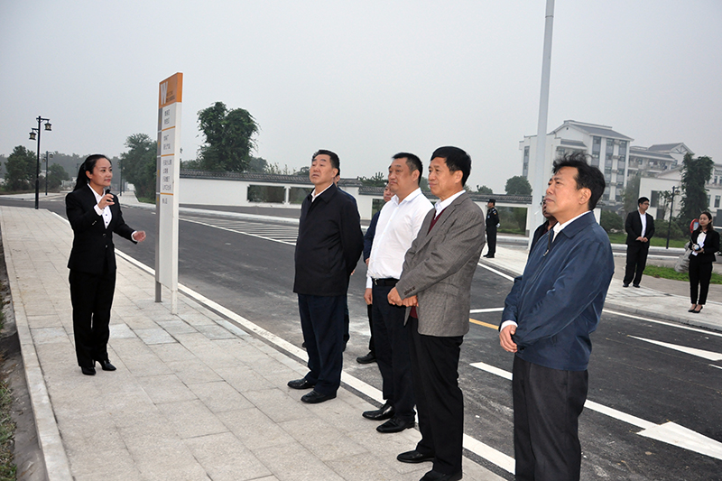 10月9日,河南省人大常委会副主任刘满仓一行莅临我公司确山一场