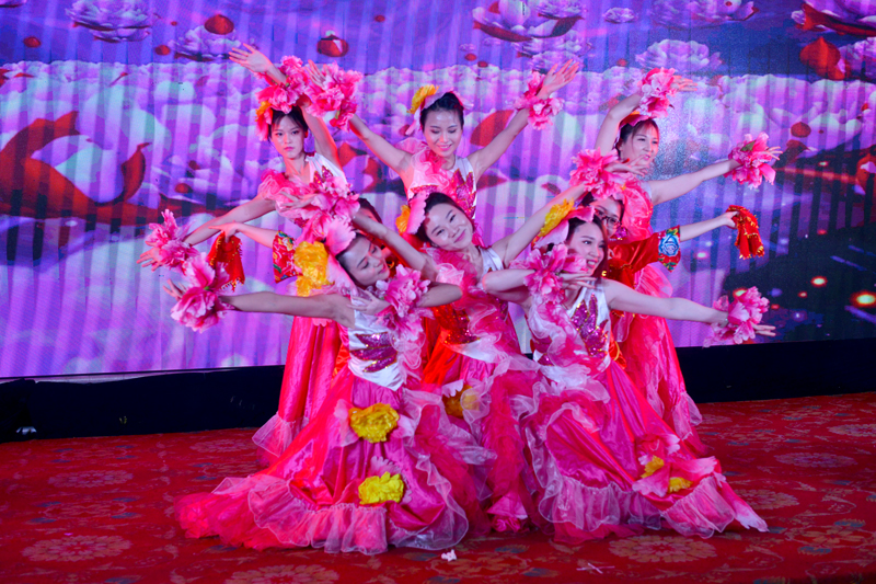 总部办公室首先为大家带来了开场舞好运来.